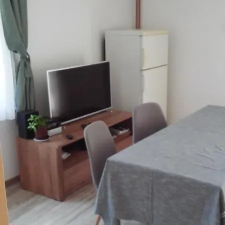 Apartma Med Oljkami Spodnji شقة *